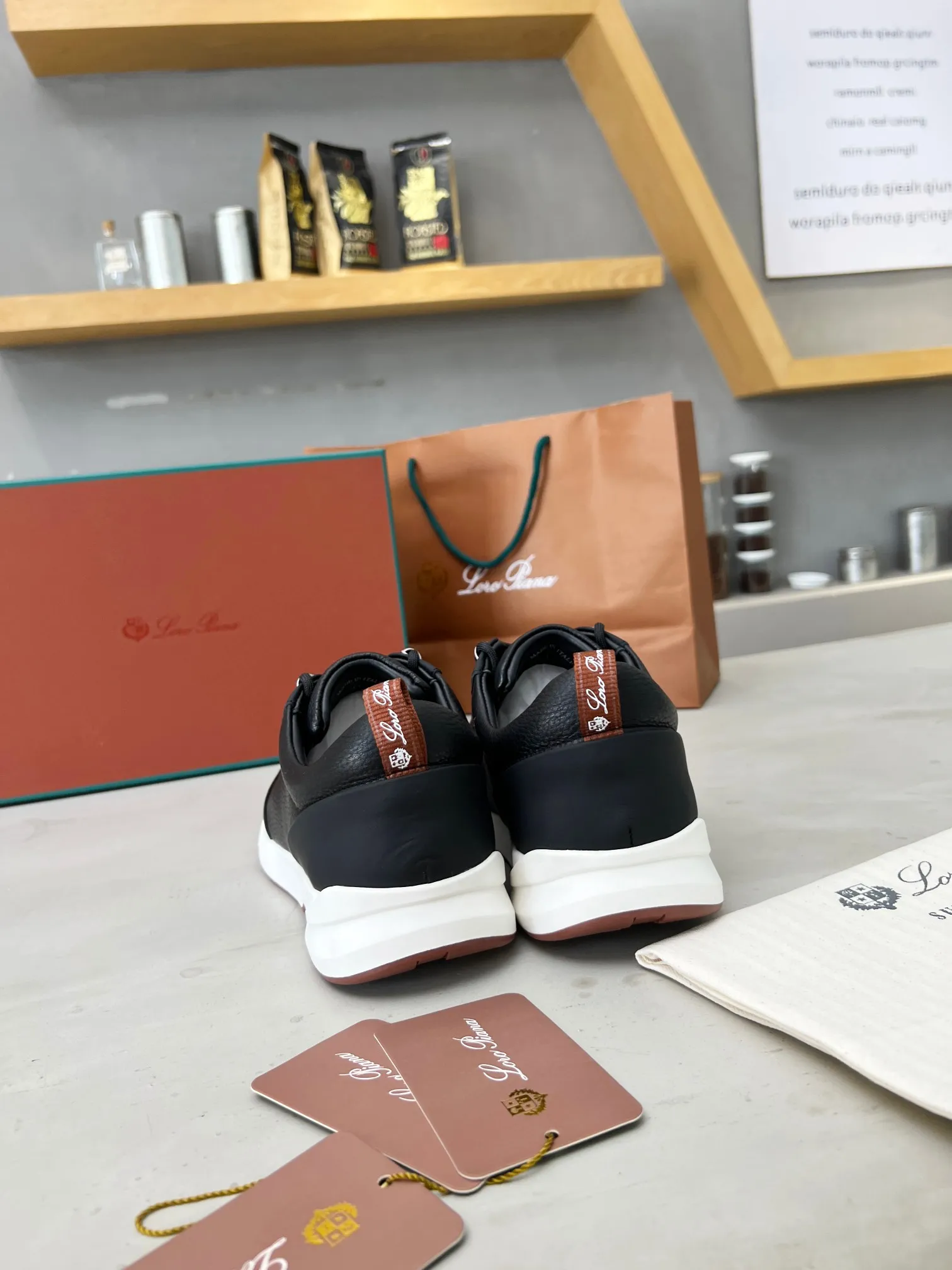 Men's shoes 💰660 🧚‍♂️Loro Piana*👉Top genuine grade👉Buy the original 1:1 copy💯💯💯 Founded the existing Loro Piana company on April 24, 1924. It is now the sixth generation of family business, providing top-quality products to customers who are discerning about taste and quality. ❤️ Imported silk calfskin and South Korean natural cowhide. The interior is made of imported A-grade water-dyed cowhide. 💯💯💯 Original molded base. 💯Authentic packaging code number: 39-46